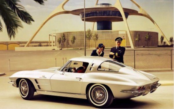 Концептуалният автомобил Stingray от 1959 г. на шефа на дизайна на GM - Бил Мичъл, се превръща в магнит за всеки, посетил шоурума. Разработен тайно, тъй като GM беше забранил състезанията, той спасява Corvette  от ранно изчезване.
